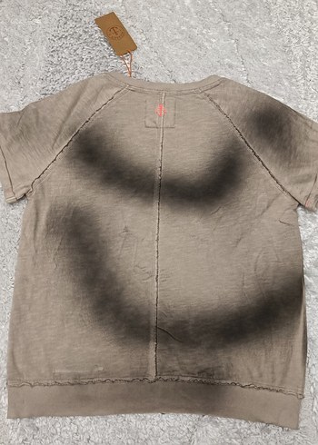 Gri Batik Desenli Keten Kadın Tişört - Görsel 5