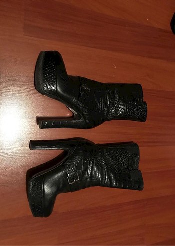 inci Yılan Desenli Siyah Deri Topuklu Bot