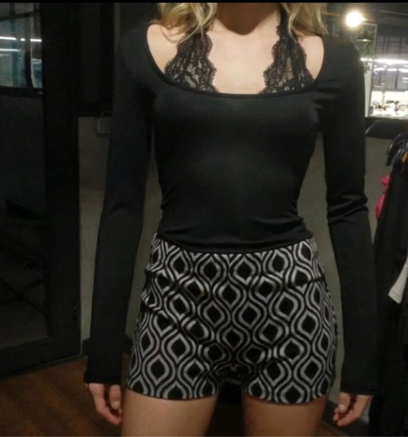 Siyah Dantel Detaylı V Yakalı Kadın Bluz - Görsel 2