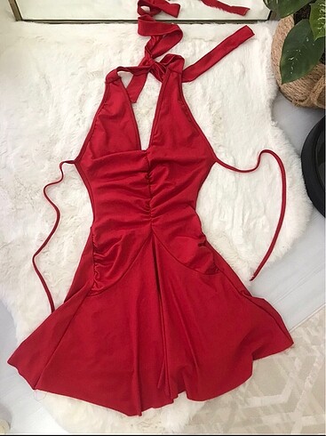 Boyundan askılı mini elbise
