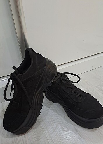 Siyah kadın kadife spor ayakkabısı