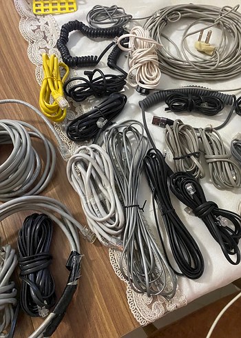 Çeşitli Gri Kablolar ve Sarı Ethernet Kablosu - Görsel 3