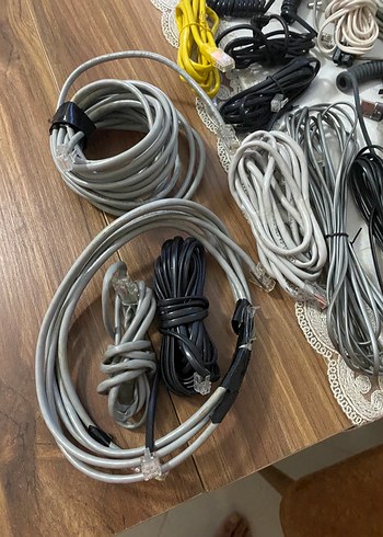 Çeşitli Gri Kablolar ve Sarı Ethernet Kablosu - Görsel 4