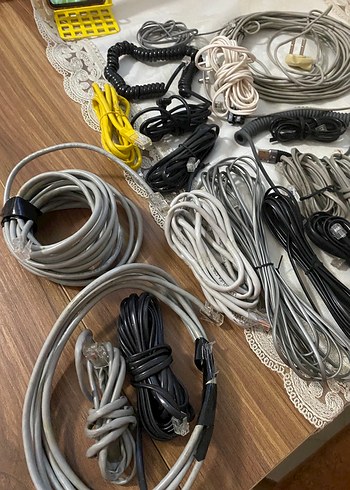 Çeşitli Gri Kablolar ve Sarı Ethernet Kablosu - Görsel 6