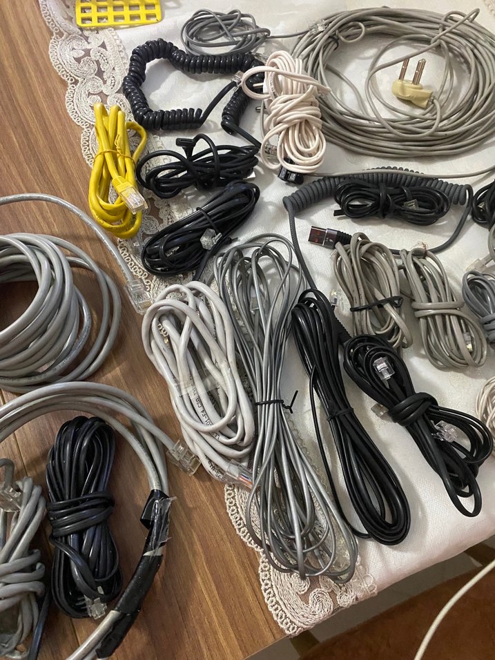 Çeşitli Gri Kablolar ve Sarı Ethernet Kablosu - Görsel 3