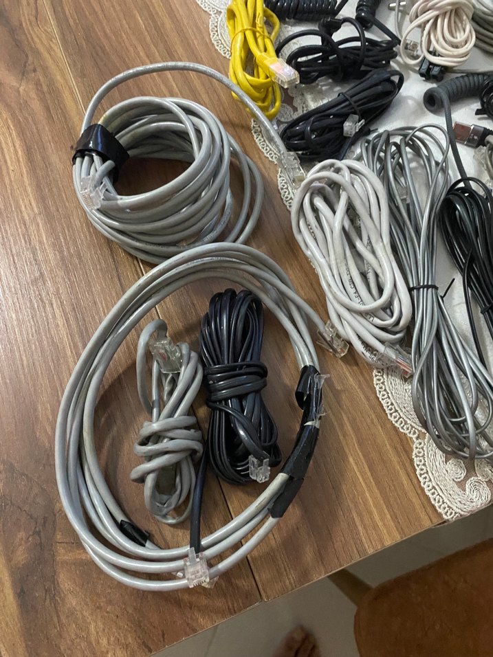 Çeşitli Gri Kablolar ve Sarı Ethernet Kablosu - Görsel 4