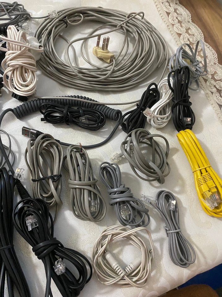 Çeşitli Gri Kablolar ve Sarı Ethernet Kablosu - Görsel 2