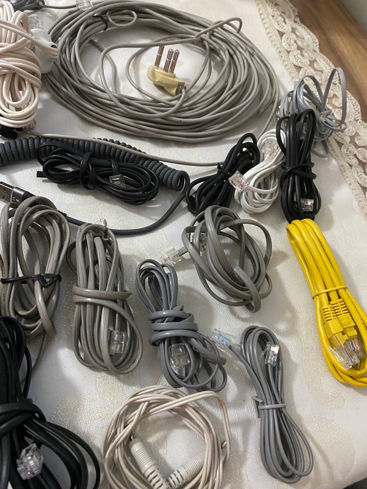 Çeşitli Gri Kablolar ve Sarı Ethernet Kablosu - Görsel 5