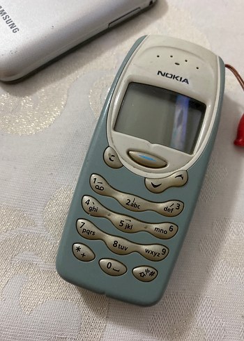 Beyaz ve Gri Nokia ve Samsung Telefonlar - Görsel 8