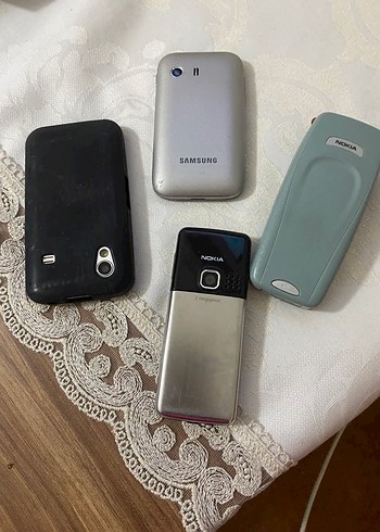 Beyaz ve Gri Nokia ve Samsung Telefonlar - Görsel 3