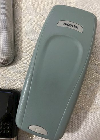 Beyaz ve Gri Nokia ve Samsung Telefonlar - Görsel 5