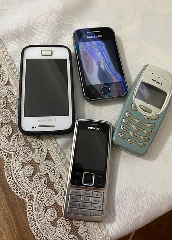 Beyaz ve Gri Nokia ve Samsung Telefonlar - Görsel 2