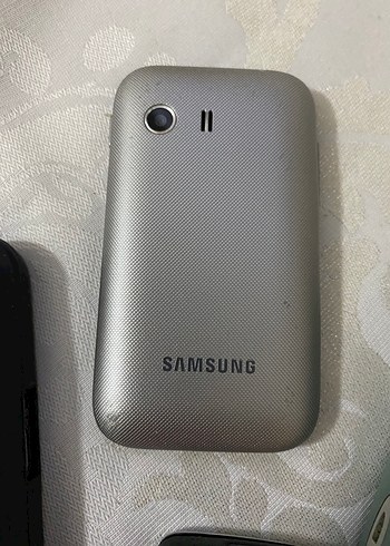 Beyaz ve Gri Nokia ve Samsung Telefonlar - Görsel 4