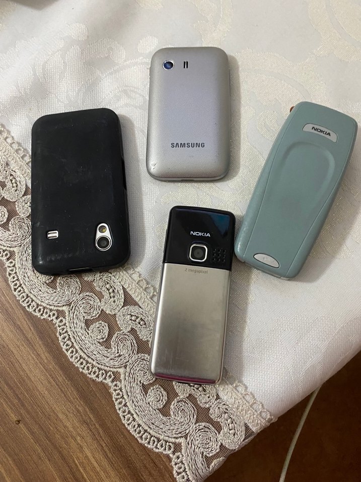 Beyaz ve Gri Nokia ve Samsung Telefonlar - Görsel 3