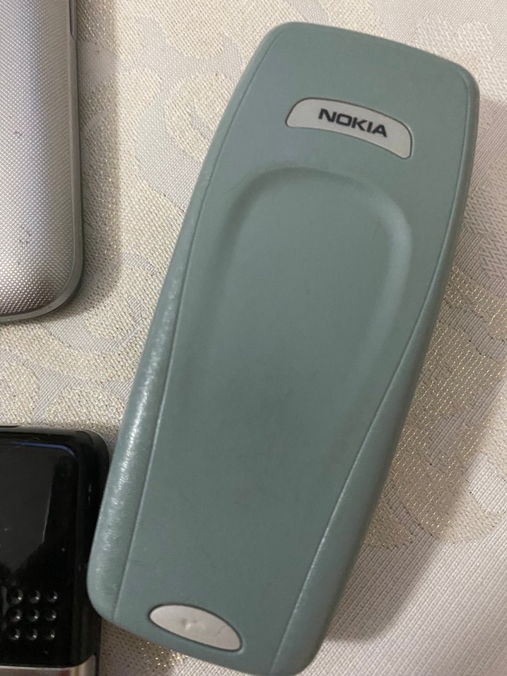 Beyaz ve Gri Nokia ve Samsung Telefonlar - Görsel 5