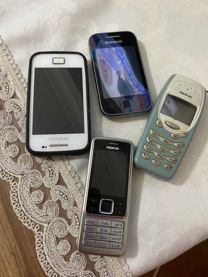 Beyaz ve Gri Nokia ve Samsung Telefonlar - Görsel 2