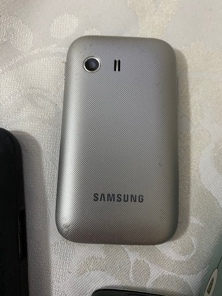 Beyaz ve Gri Nokia ve Samsung Telefonlar - Görsel 4