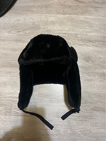 Urban Outfitters tüylü kar şapkası