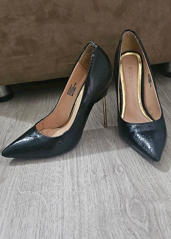 37,5 Beden Siyah Parlak Yılan Desenli Tokalı Stiletto