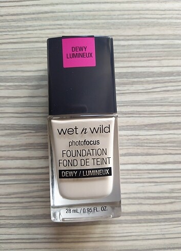 Wet n Wild photofocus dewy fondöten soft ivory