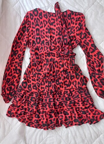 Kırmızı fırfırlı leopar elbise
