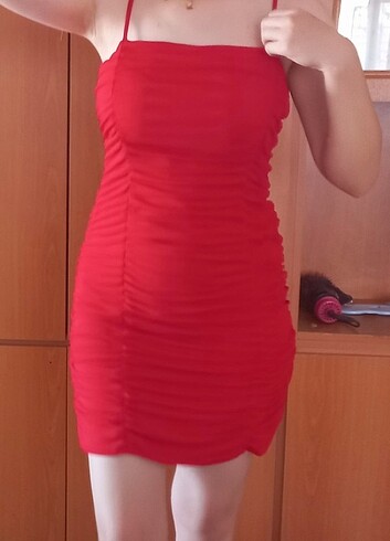 Kırmızı ve pembe elbise