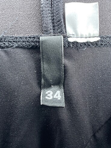 34 Beden siyah Renk H&M Mini Etek %70 İndirimli.