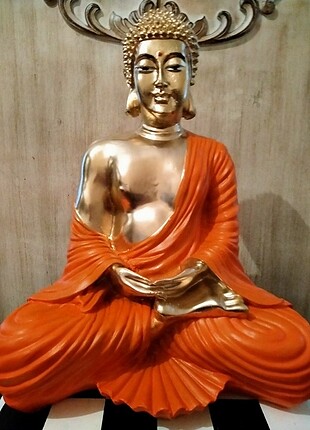 Budha heykeli,elde yapılmıştır.