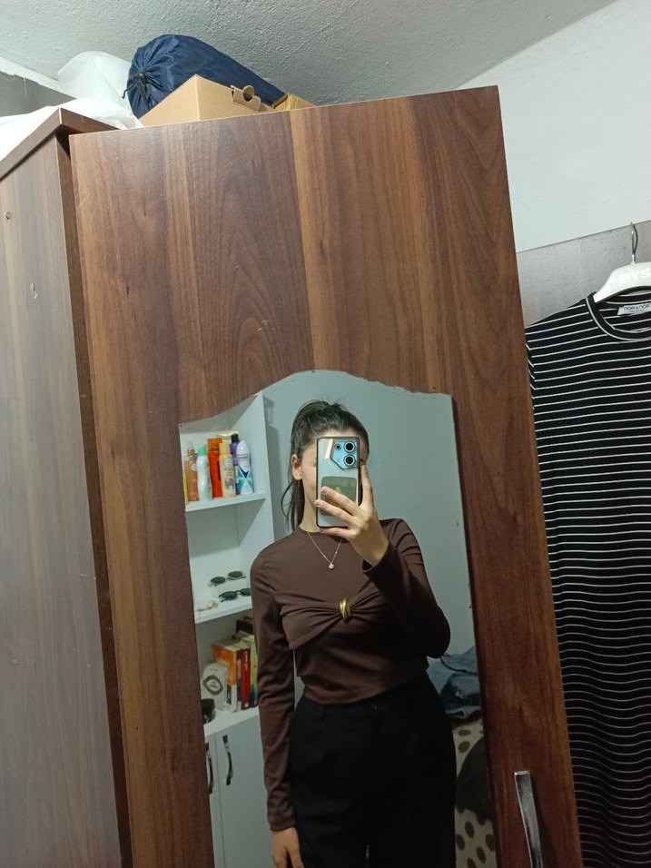 Kahverengi Detaylı Kadın Bluz - Görsel 2