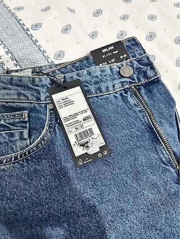 Etiketi üstünde sıfır mavi jeans