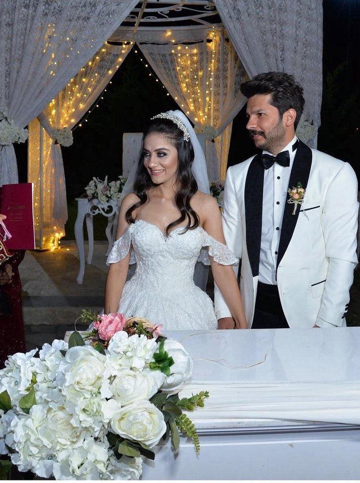 Beyaz Siyah Yaka Detaylı Damatlık - Görsel 2