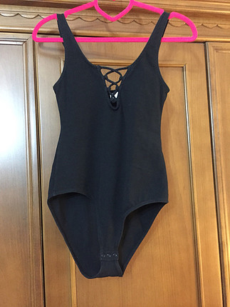 Çapraz detaylı bodysuit