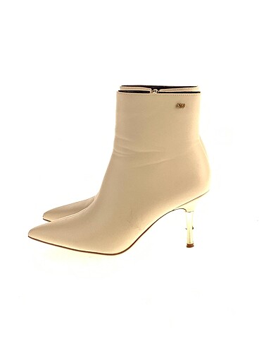 Nine West Bot %70 İndirimli.