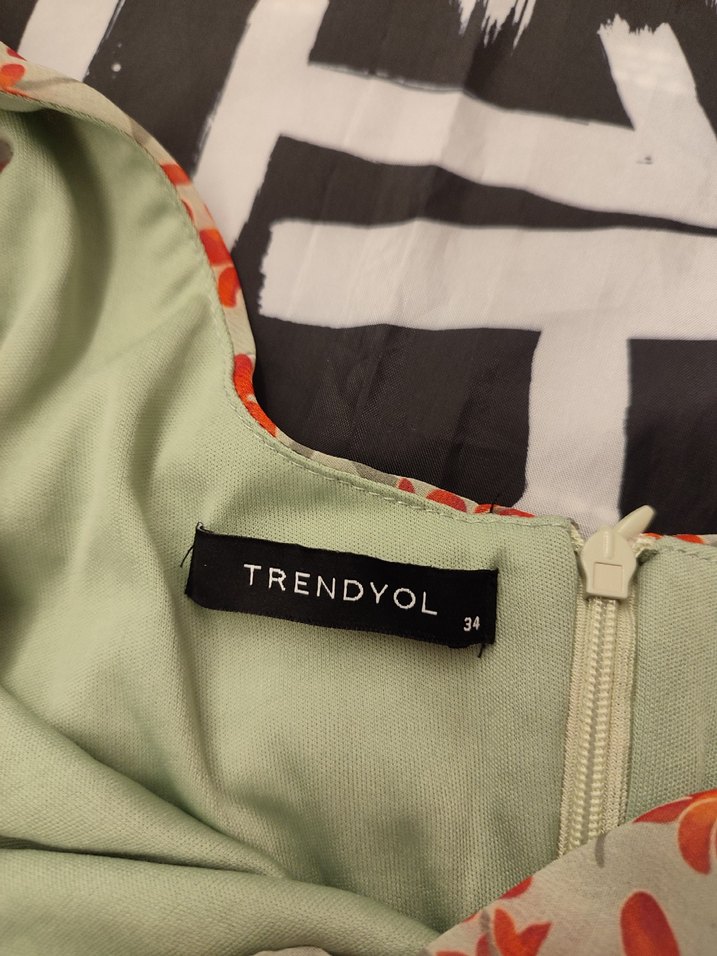 Renkli Çiçek Desenli Drapeli V Yaka Elbise - Görsel 3