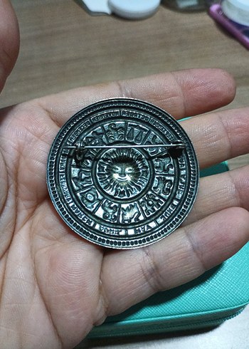 Beden Güneş Sembollü Vintage Gri Broş