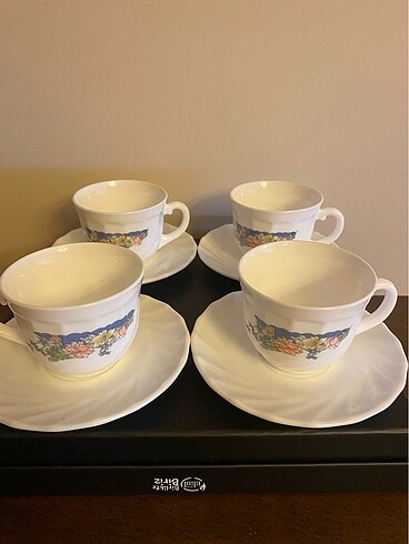 4 adet Arcopal çay fincanıdır.