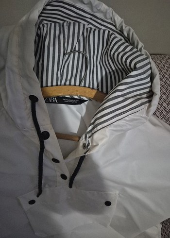 Kapüşonlu Beyaz Kadın Yağmurluk - Görsel 3