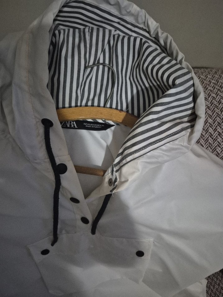 Kapüşonlu Beyaz Kadın Yağmurluk - Görsel 3