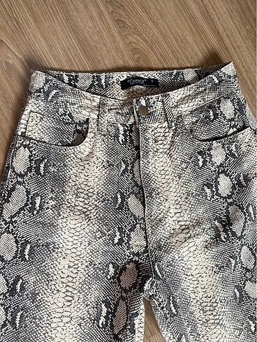 Zara Yılan derisi desenli pantolon