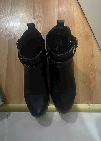 LC Waikiki Deri kısa bot