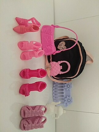 Barbie ayakkabıları çantalari ve tokasi