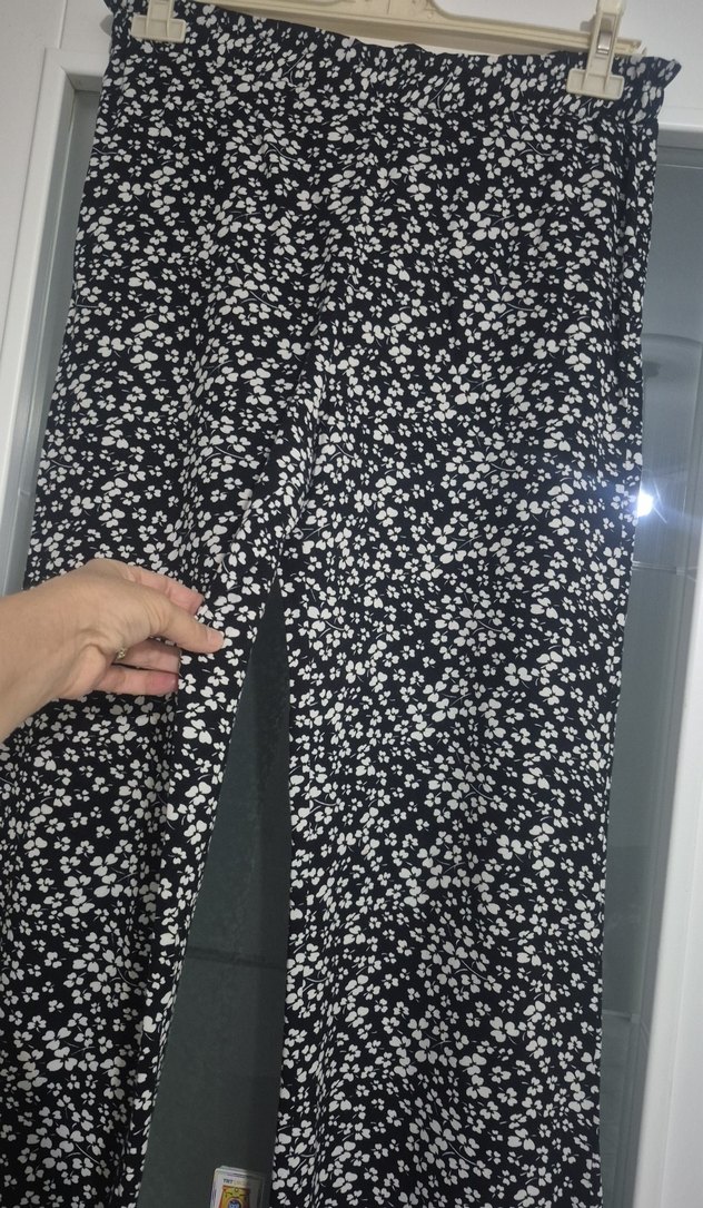 Kadın Siyah Çiçek Desenli Rahat Pantolon - Görsel 2