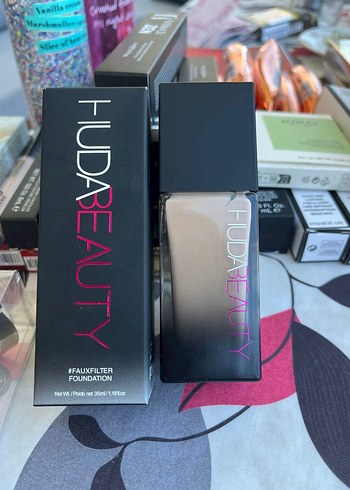 Huda Beauty Kapatıcı Fondöten - Koyu Bej