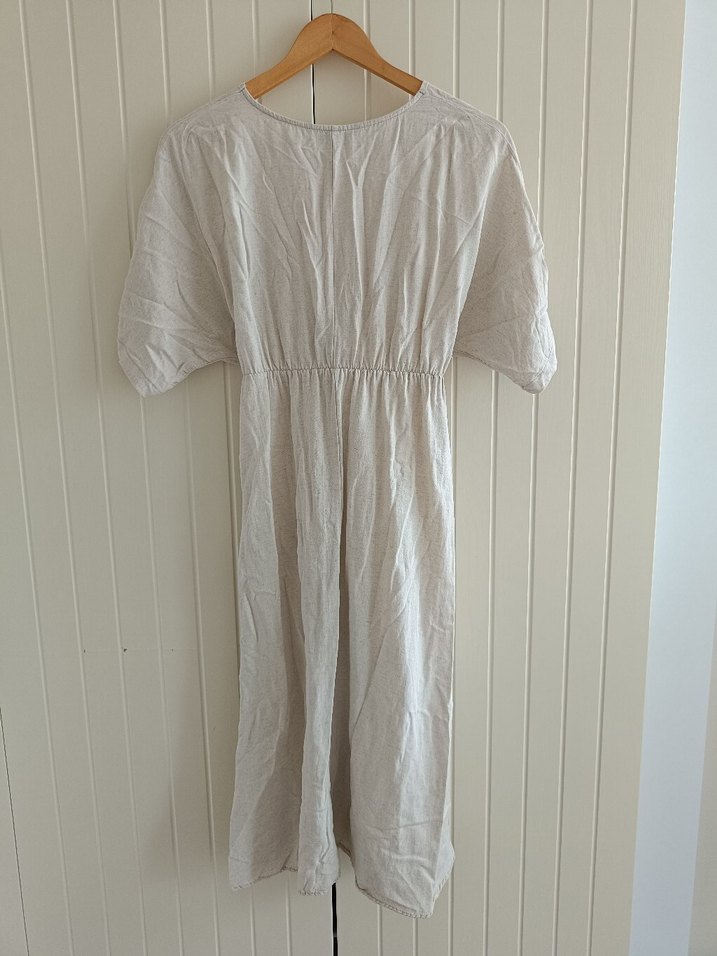 Kruvaze Yaka Bej Renkli Keten Elbise - Görsel 4