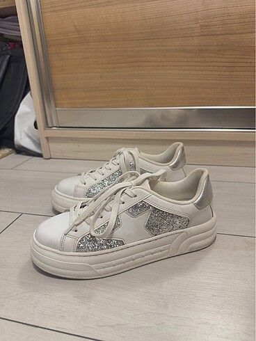 Beyaz sneaker