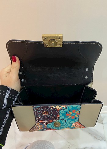 Çiçek Desenli Zincir Detaylı Deri Çanta - Görsel 3