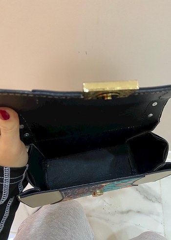 Çiçek Desenli Zincir Detaylı Deri Çanta - Görsel 4