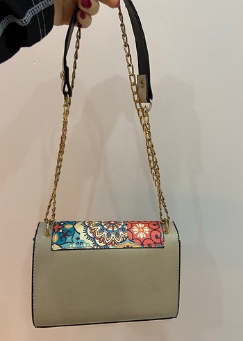 Çiçek Desenli Zincir Detaylı Deri Çanta - Görsel 2