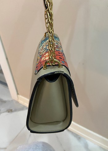 Çiçek Desenli Zincir Detaylı Deri Çanta - Görsel 5