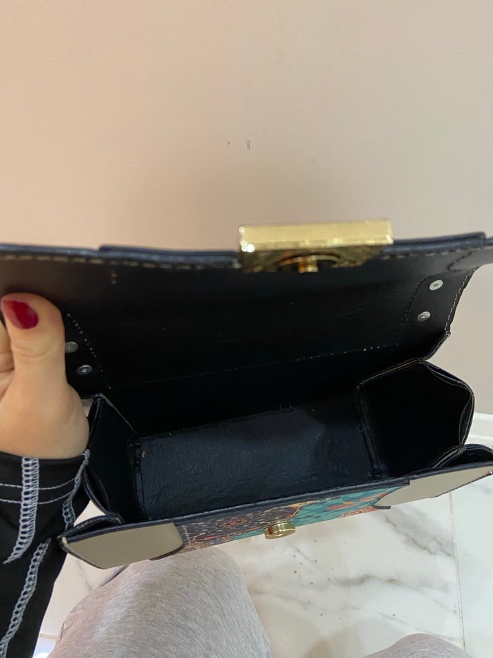 Çiçek Desenli Zincir Detaylı Deri Çanta - Görsel 4